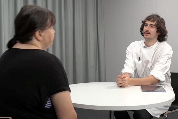 Increasing communication skills with the help of sample videos